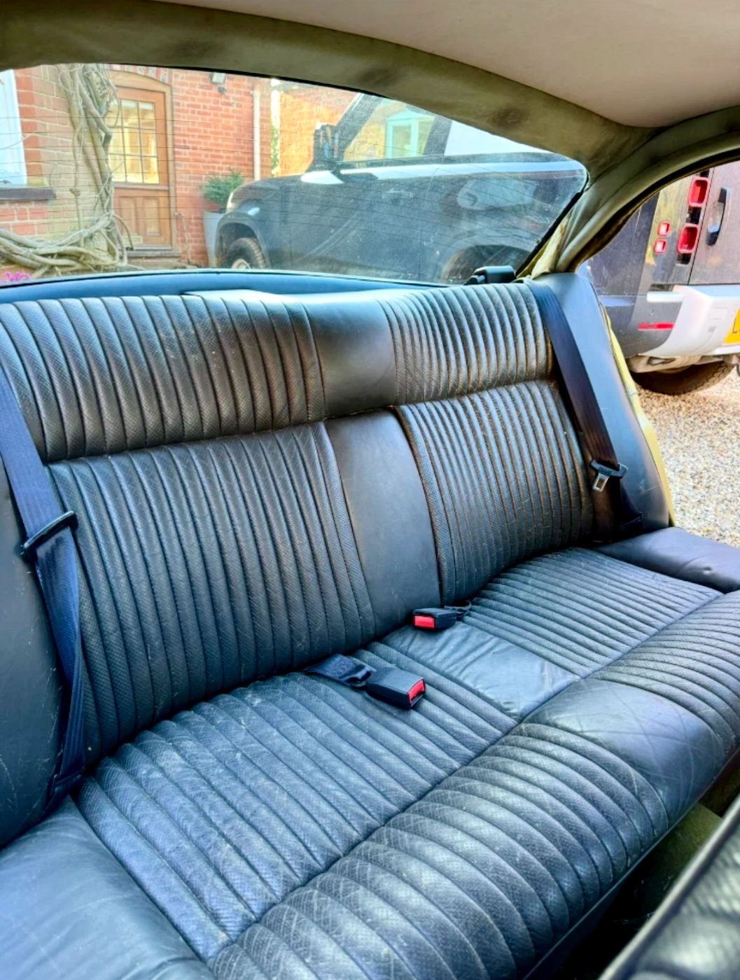 Rear bench in pleated leather