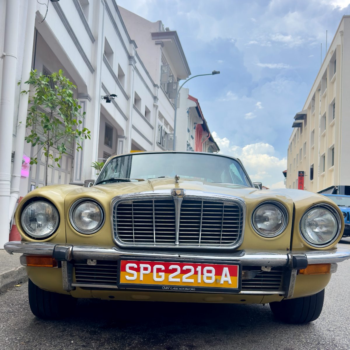 XJ6 front on, plate SPG 2218 A