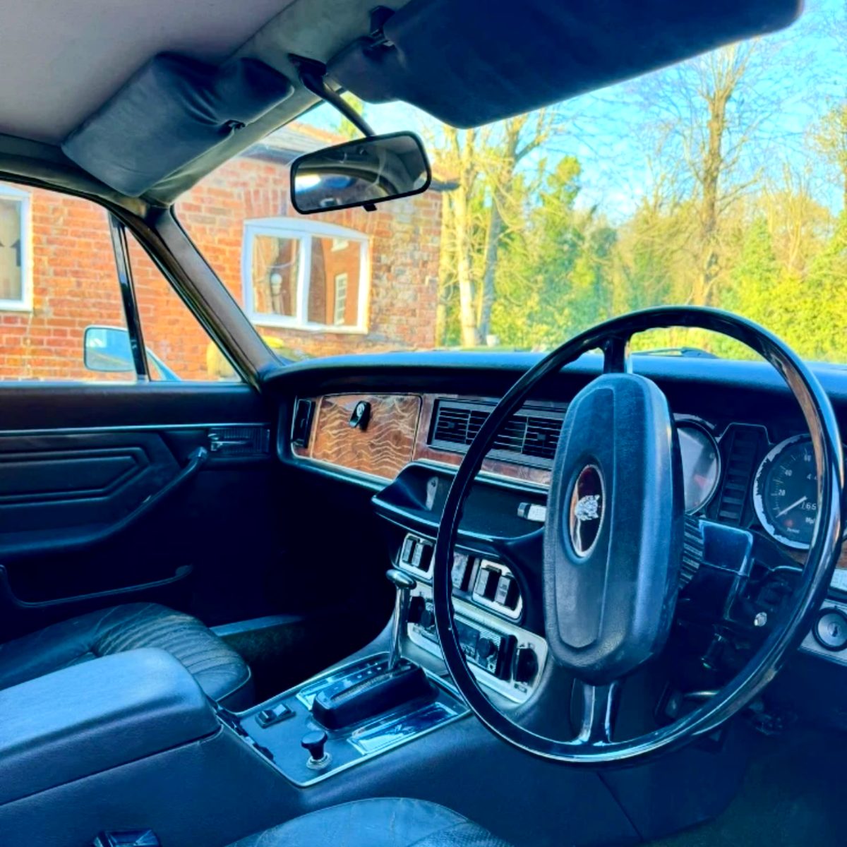 XJ6 cockpit, walnut dash and Smiths dials